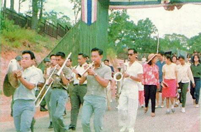 ในหลวงรัชกาลที่ 9 ทรงร่วมทรงดนตรีกับสมาชิกวง อส. วันศุกร์ เล่นเพลงมาร์ช ตั้งแถวรอถวายการต้อนรับสมเด็จย่าผู้ทรงพิชิต ภูกระดึงได้สำเร็จ โดยมีสมเด็จพระนางเจ้าสิริกิติ์พระบรมราชินีนาถ พระบรมราชชนนีพันปีหลวง และพระเจ้าลูกเธอทั้งสามพระองค์เสด็จพระราชดำเนินตามเสด็จ