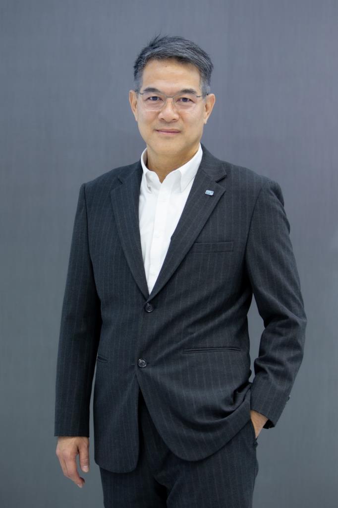 นาย กุลชาติ ชุติเชาวน์กุล ผู้จัดการทั่วไปสายงานขายและพัฒนาเครือข่ายผู้จำหน่าย