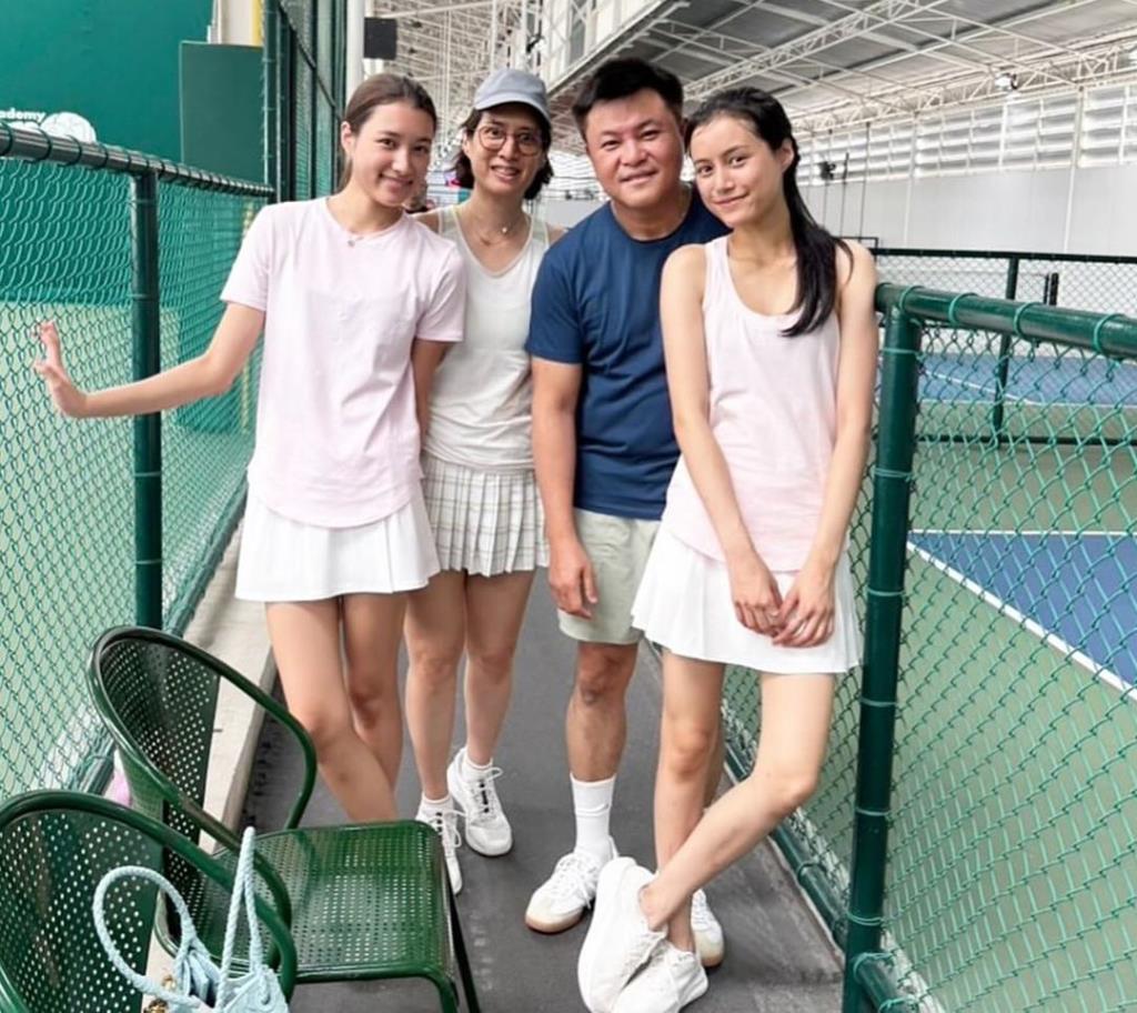 ครอบครัววีรวรรณ ขนมาครบทั้งพ่อแม่ลูก