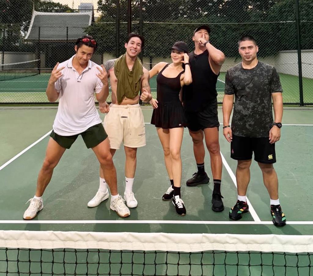 หมาก ปริญ กับแก๊งเพื่อนหนุ่มตีพิคเคิลบอลเรียกเหงื่อ