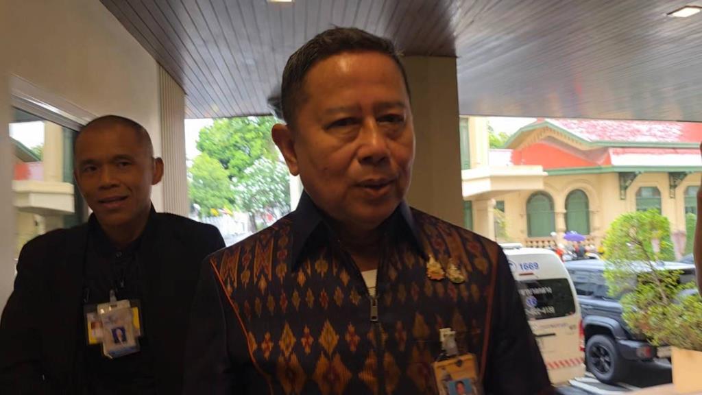 "บิ๊กดุลย์"&amp;#8203; ขอ&amp;#8203;ตัวประชุม ครม.ก่อน&amp;#8203; ยังไม่แจงปม "หมิงเฉิน&amp;#8203;" ครอบครองอาวุธ&amp;#8203;กองทัพ&amp;#8203;