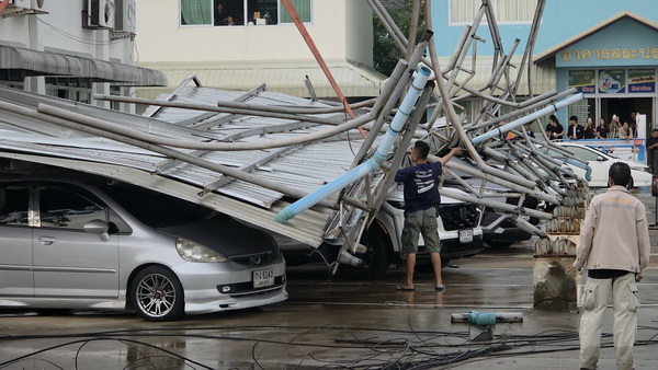 พายุฤดูร้อนถล่มสำนักงานเทศบาลวารินฯ รถพังยับนับสิบคัน
