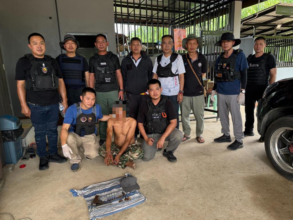 (คลิป) ทาสยาสุมหัวเสพเจอ ตร.บุกหนีไม่ทันเพื่อน คลั่งถือปืน-ประกาศสู้ตาย เจอเรียกเมียมา ทิ้งอาวุธมอบตัวทันที