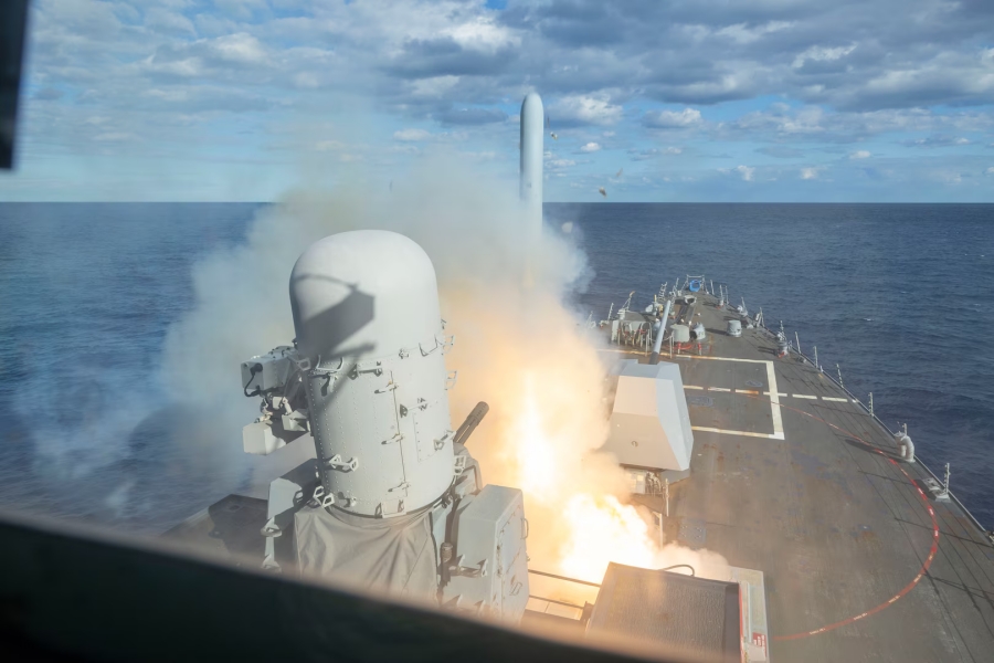 เรือรบสหรัฐฯที่อยู่ในความรับผิดชอบของกองบัญชาการทหารด้านกลาง (U.S. Central Command หรือ CENTCOM) ของกองทัพสหรัฐฯ เปิดปฏิบัติการโจมตีอิหร่าน ใน “ยุทธการมหากาพย์แห่งความโกรธเกรี้ยว” (Operation Epic Fury) เมื่อวันที่ 28 กุมภาพันธ์ 2026 (ภาพเผยแพร่โดย CENTCOM)