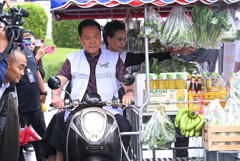 อนุทิน ชาญวีรกูล และ ศุภจี สุธรรมพันธุ์  ขี่รถพุ่มพวง โปรโมตโครงการไทยช่วยไทย