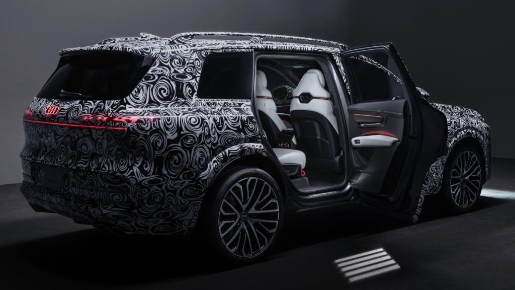 Audi Q9 เผยภาพห้องโดยสารหรูเทียบชั้น X7 / GLS เตรียมเปิดตัวกลางปีนี้