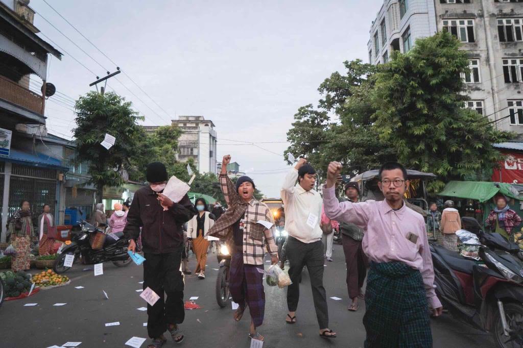 กลุ่มนักเคลื่อนไหวโปรยใบปลิวเรียกร้องคว่ำบาตรการเลือกตั้งในบริเวณตลาดแห่งหนึ่งในเมืองมัณฑะเลย์ เมื่อวันที่ 3 ธ.ค. 2568.