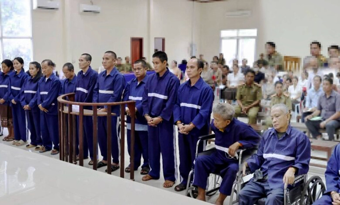 ส่วนหนึ่งของจำเลยคดีฉ้อราษฎร์บังหลวง 15 ราย กำลังฟังคำตัดสินของศาลประชาชนแขวงอัตตะปือ