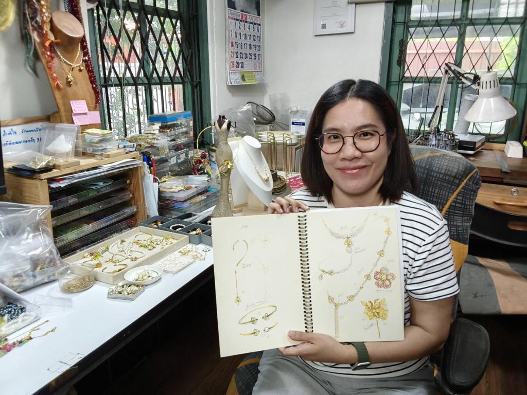 นวพรรณ สุวรรณแสน นักออกแบบและผู้ก่อตั้งแบรนด์เครื่องประดับ Hinkik Jewelry 