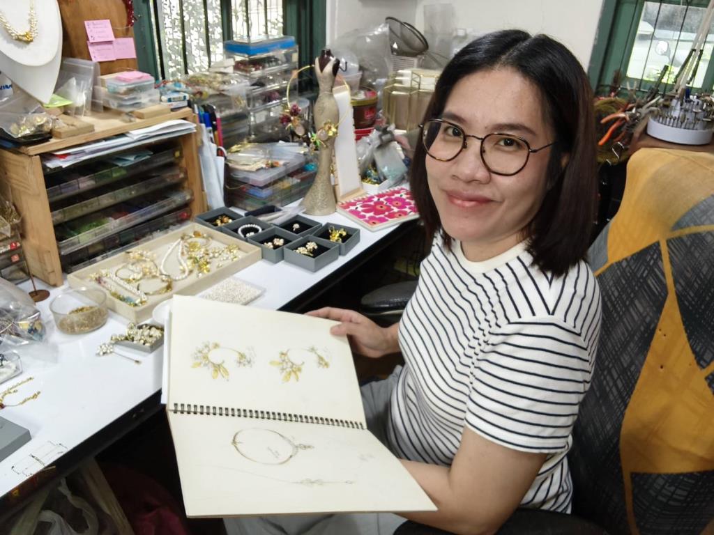 นวพรรณ สุวรรณแสน นักออกแบบและผู้ก่อตั้งแบรนด์เครื่องประดับ Hinkik Jewelry 