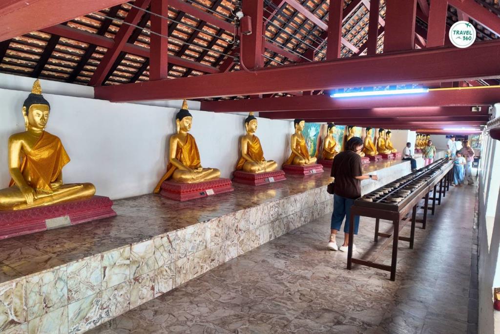ทางเดินในซุ้มพระเจดีย์หน้าวิหารคด  