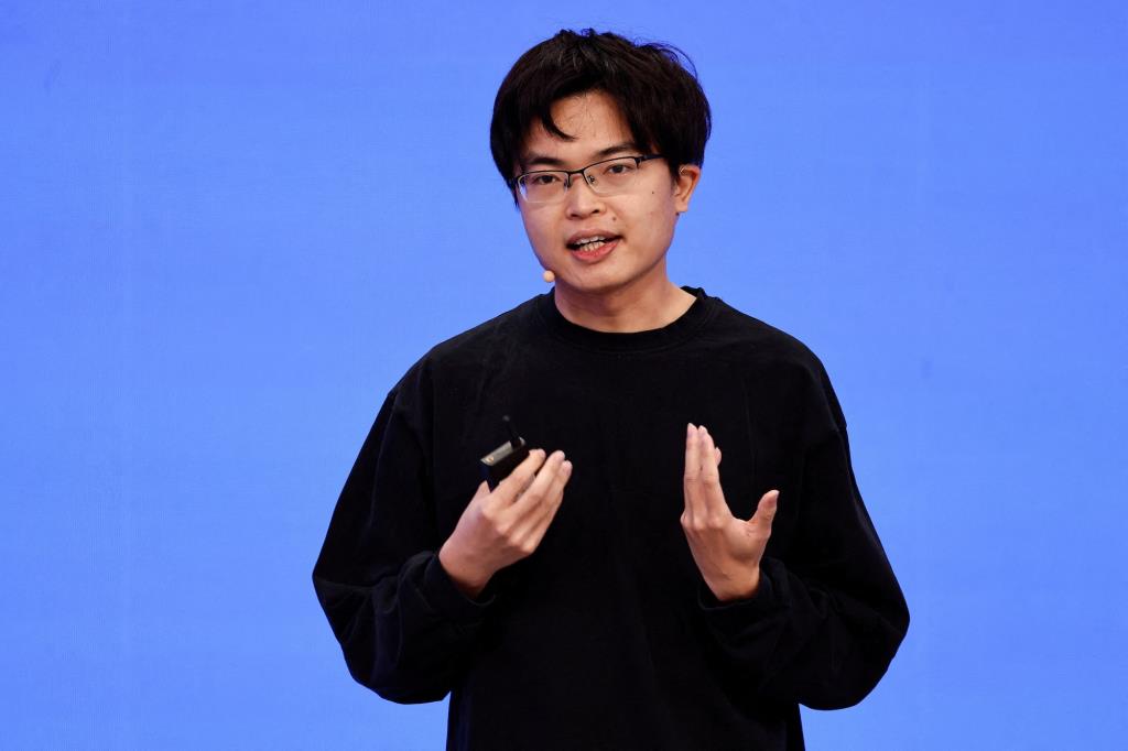  Moonshot AI นั้นก่อตั้งโดย หยาง จือหลิน (Yang Zhilin) อดีตนักศึกษาหัวกะทิจากมหาวิทยาลัยชิงหวา และจบปริญญาเอกจาก Carnegie Mellon University (CMU) 