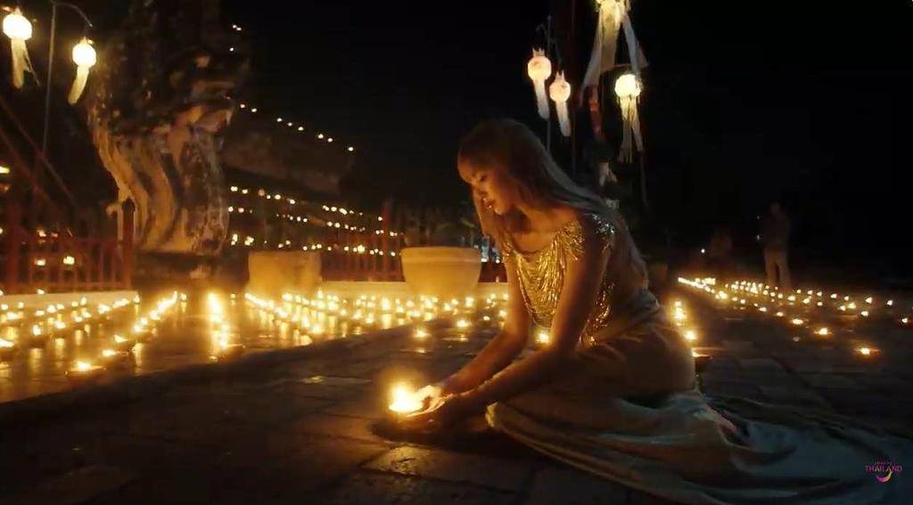 ลิซ่าจุดผางประทีปบูชาองค์พระธาตุเจดีย์หลวงในหนังโฆษณา Feel All The Feelings ของ ททท.