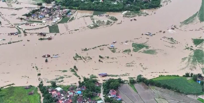 มวลน้ำก้อนใหญ่ที่ถูกปล่อยลงมาจากเขื่อนหลงเจียงทำให้เกิดน้ำท่วมพื้นที่เกษตรกรรมเป็นวงกว้างในเมืองน้ำคำ รัฐฉาน เมื่อวันที่ 21 กรกฎาคม 2569
