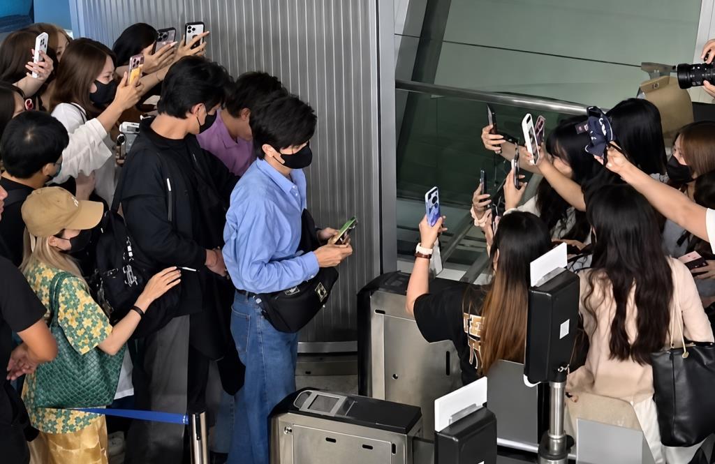 สื่อจีนอัดแฟนคลับจีนชุลมุนสนามบินไทย อย่าให้ความรักอยู่เหนือความปลอดภัยสาธารณะ