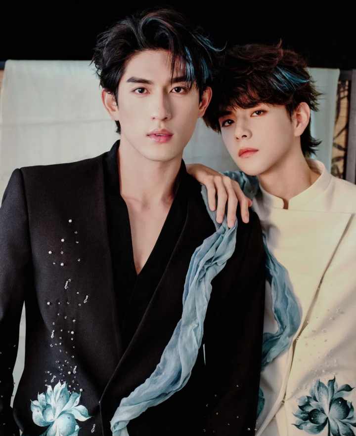 ซุนเจิ้ง (ซ้าย) และ หลี่ว์ซือ ถูกแฟนคลับจีนวิ่งตามไปถึงพื้นที่ควบคุมของสนามบินสุวรรณภูมิ จนเกิดเหตุวุ่นวาย (ภาพจาก ไอจี ของ ซุนเจิ้ง)