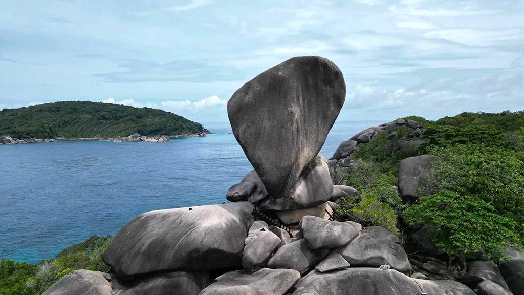 หินเรือใบ สัญลักษณ์ของหมู่เกาะสิมิลัน (ภาพ : อโนทัย งานดี) 