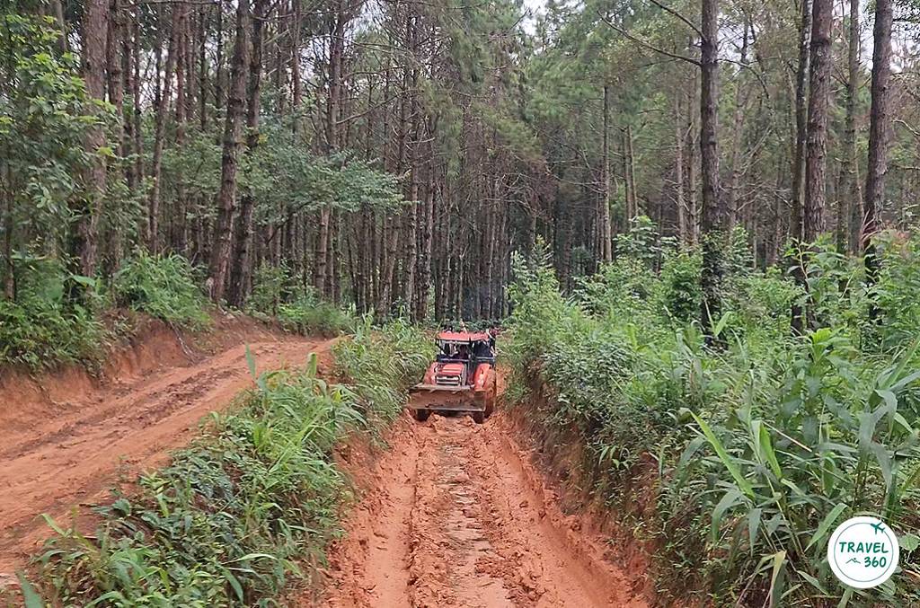 นั่งรถไถพิเศษ ตะลุยฝ่าถนนดินโคลน