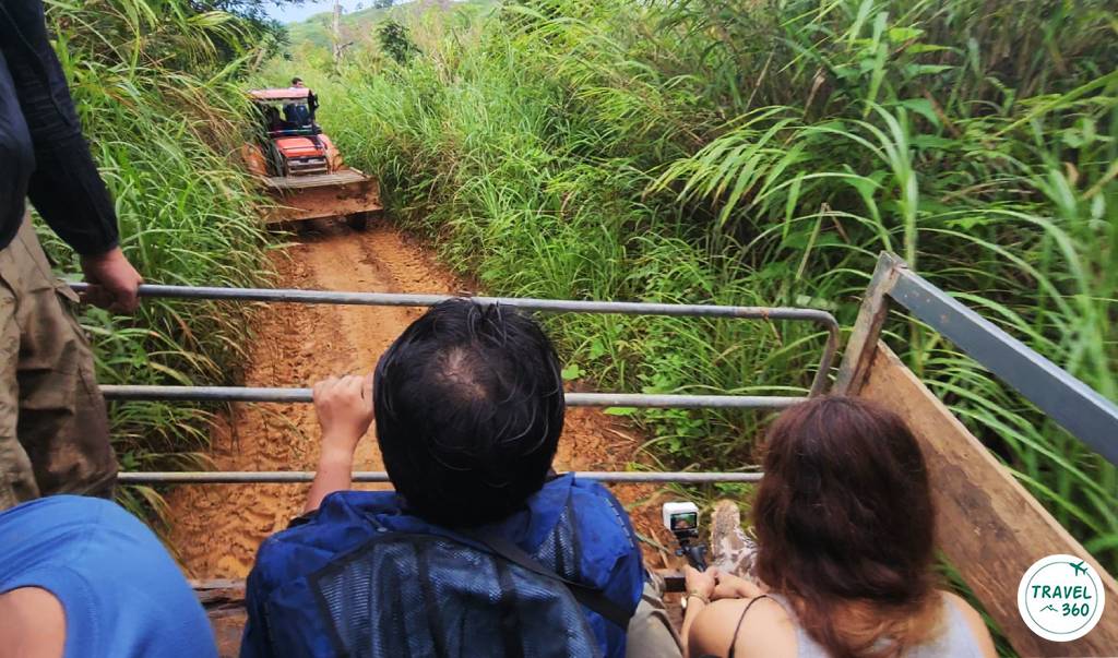 นั่งรถไถพิเศษ ตะลุยดินโคลนสู่น้ำตกน้ำเปิน