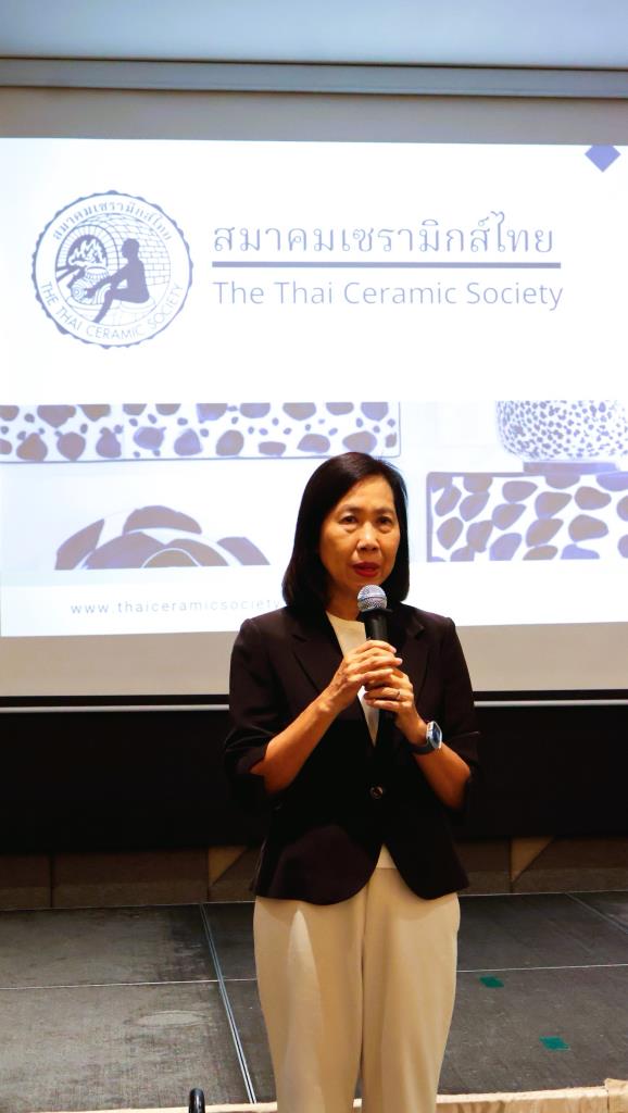 รศ.ดร.ศิริธันว์ เจียมศิริเลิศ นายกสมาคมเซรามิกส์ไทย