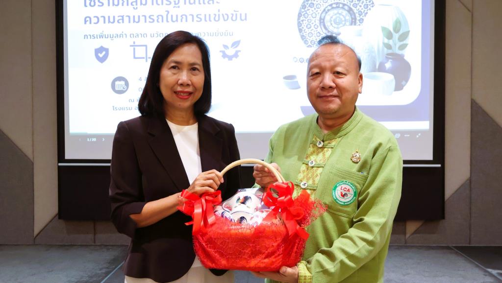 รศ.ดร.ศิริธันว์ เจียมศิริเลิศ นายกสมาคมเซรามิกส์ไทยและนายกิติศักดิ์ สินวนาทรัพย์ ประธานสมาคมเครื่องปั้นดินเผาลำปาง