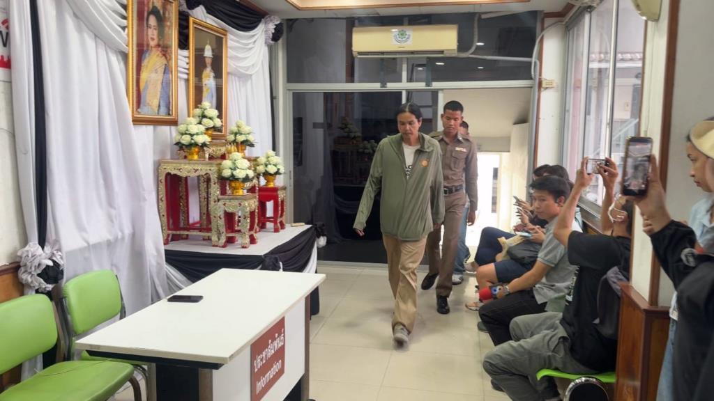 พ่อของนักเรัยนผู้ก่อเหตุเดินทางมาที่โรงพัก มีอาการเครียด