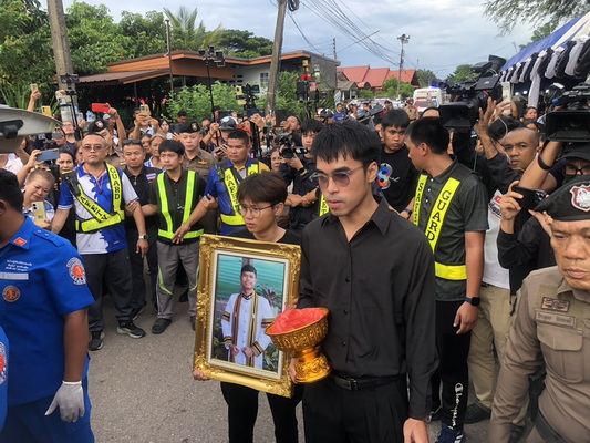บรรยากาศที่บ้านเลขที่ 340 บ้านสี่แยก หมู่ 10 ตำบลสมเด็จ อำเภอสมเด็จ จังหวัดกาฬสินธุ์ มีประชาชนและแฟนคลับ มารอรับร่างไร้วิญญาณของฮลุน จำนวนมาก