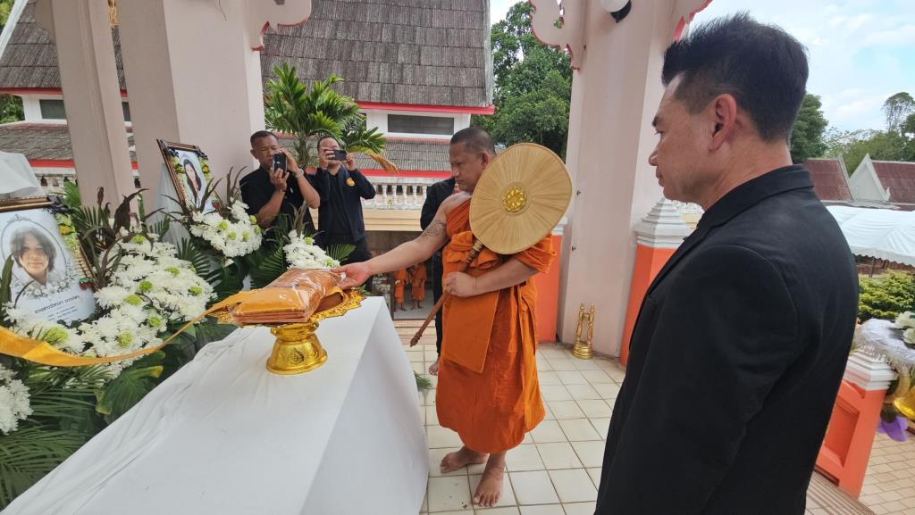 ส่งดวงวิญญาณ “พ่อแม่ลูก” เหยื่อแก๊งฆ่าฝังดิน ญาติร่ำไห้สุดอาลัย แม่ลั่นอยากให้คนทำผิดได้รับโทษถึงที่สุด