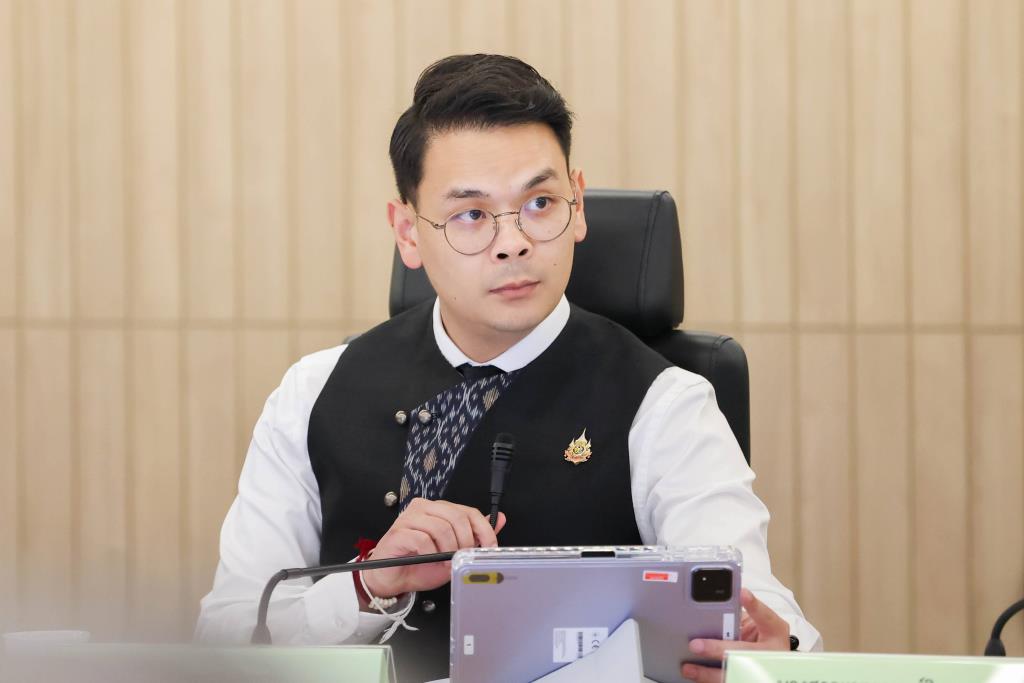 นายไชยชนก ชิดชอบ รัฐมนตรีว่าการกระทรวงดิจิทัลเพื่อเศรษฐกิจและสังคม (ดีอี)