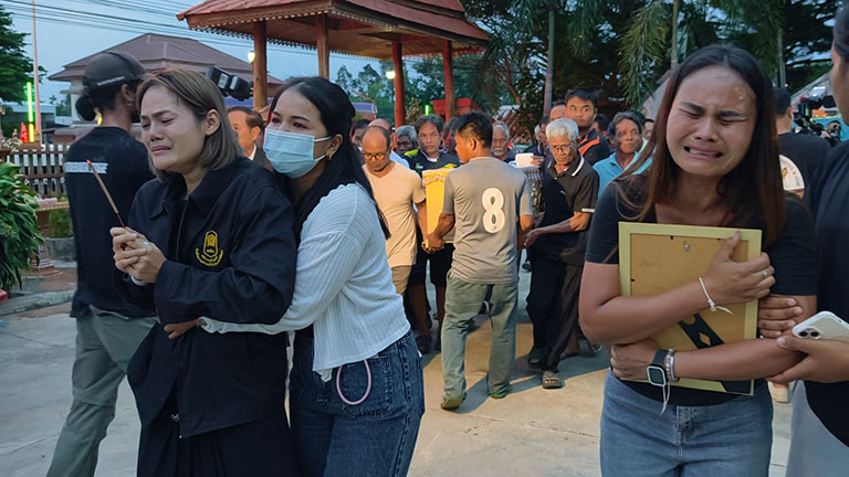 แม่-ภรรยากอดรูปร่ำไห้! รับร่าง “ครูพงศ์” รองผอ.ร.ร.เทพศิรินทร์ นนทบุรี เหยื่อ ม.3 กราดยิง ถึงบ้านเกิดศรีสะเกษ