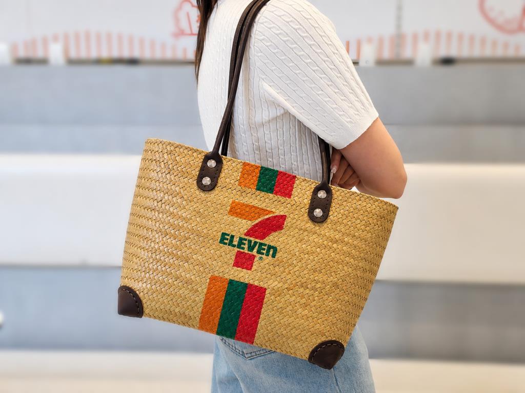 7-Eleven ส่งต่อภูมิปัญญาท้องถิ่น ยกระดับของฝากไทย หนุน “กระเป๋าจักสานกระจูดทะเลน้อย รุ่น Limited Edition”