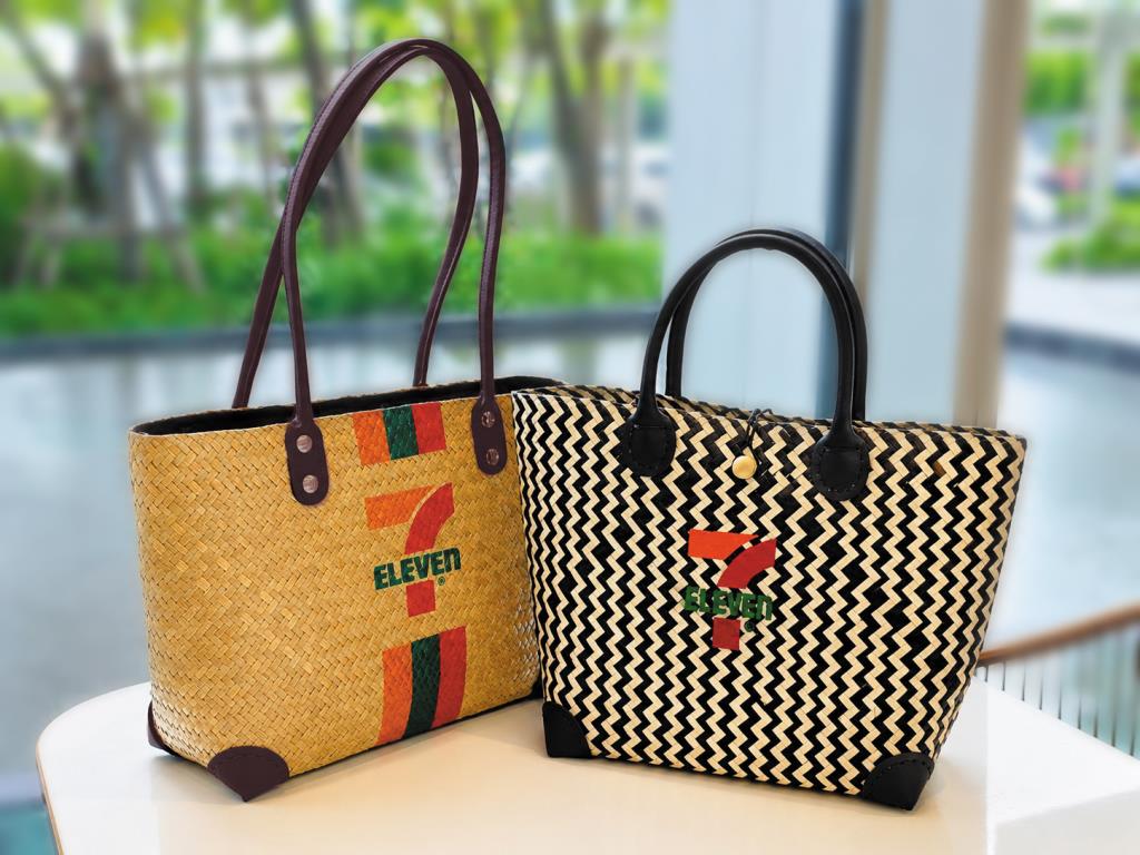 7-Eleven ส่งต่อภูมิปัญญาท้องถิ่น ยกระดับของฝากไทย หนุน “กระเป๋าจักสานกระจูดทะเลน้อย รุ่น Limited Edition” 