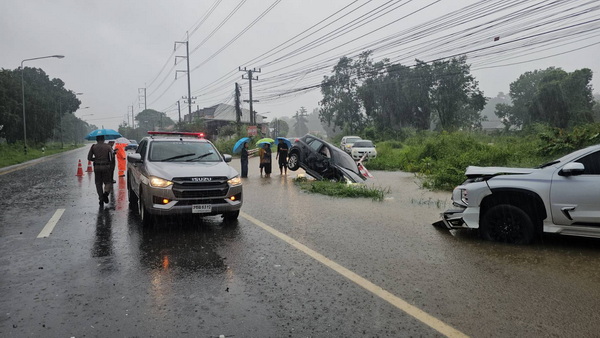 ฝนถล่มนครพนม! รถชน 3 คันรวด เจ็บ 1 ราย น้ำเอ่อล้นคลองท่วมบ้านริมบายพาส