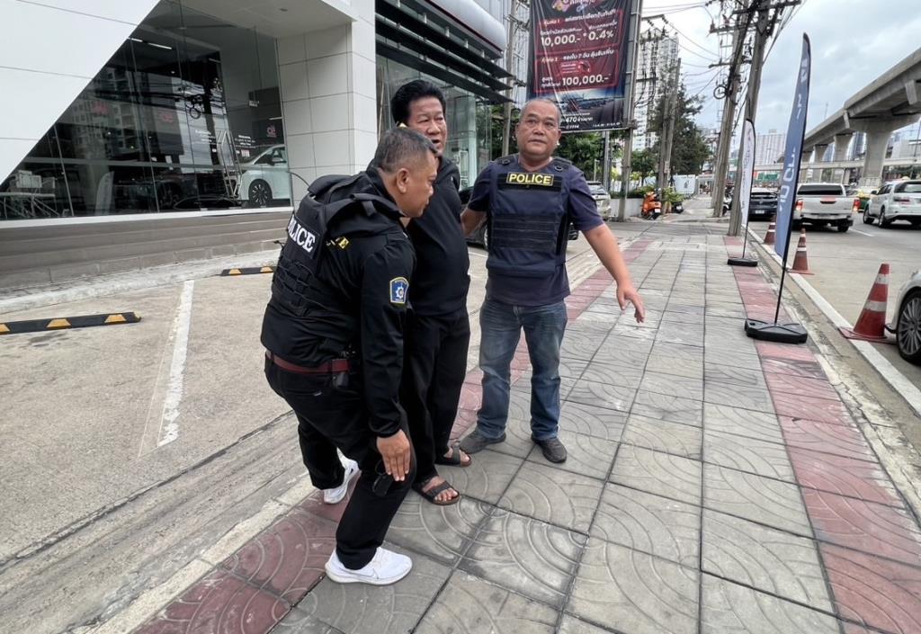 นายฉลอง เรี่ยวแรง อดีต สส.นนทบุรี ถูกตำรวจควบคุมตัวหลังก่อเหตุ