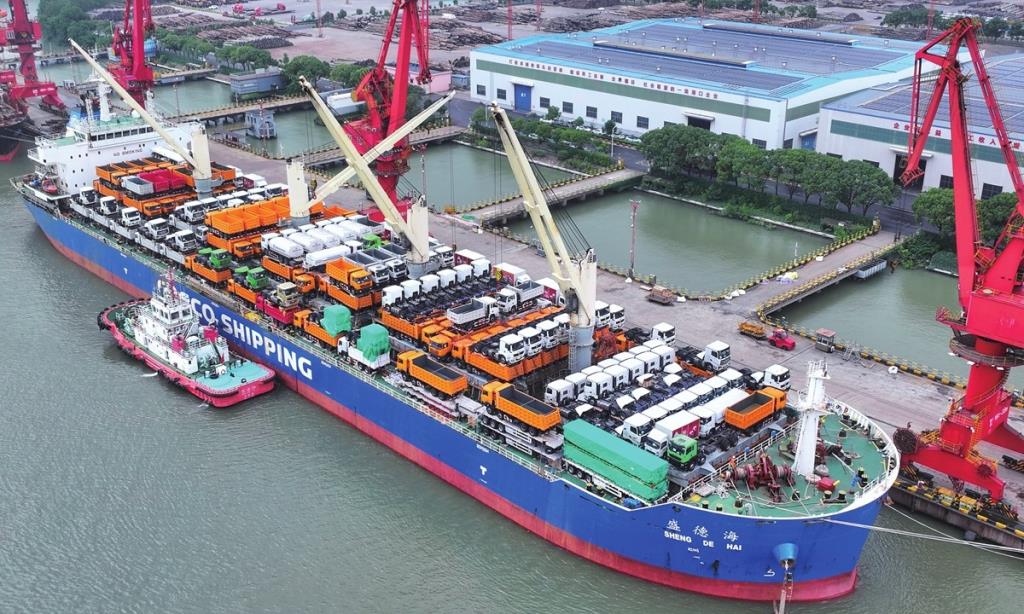 ภาพถ่ายเรือบรรทุกสินค้าซึ่งขนยานพาหนะทางวิศวกรรมเพื่อการส่งออก จอดอยู่ที่ท่าเรือในเมืองจางเจียกัง มณฑลเจียงซู ทางตะวันออกของจีน เมื่อวันที่ 21 กรกฎาคม 2569 - ภาพ: VCG