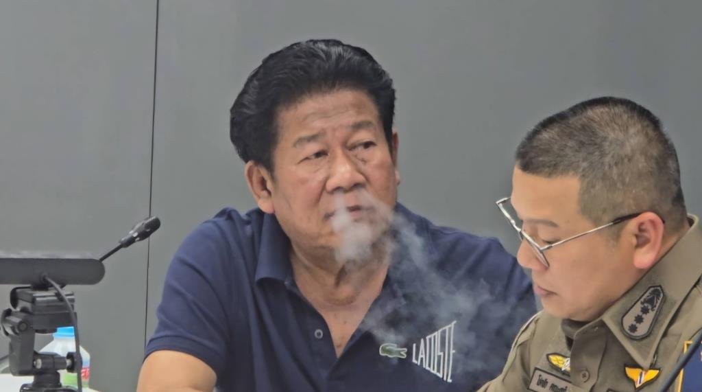 สังคมกังขา! ตร.ปล่อย "ฉลอง เรี่ยวแรง" นั่งแถลง สูบบุหรี่ชิลไร้กุญแจมือ ทั้งที่เพิ่งก่อคดีอุกฉกรรจ์