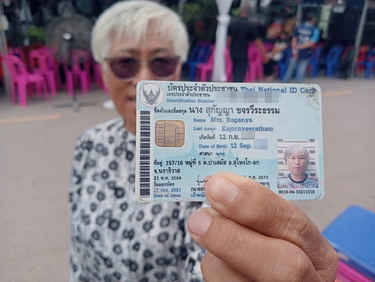 นางสุกัญญา ขจรวีระธรรม แฟนคลับฮลุน โซโล่ เดินทางไกลมาจาก อ.สุไหโก-ลก จ.นราธิวาส 