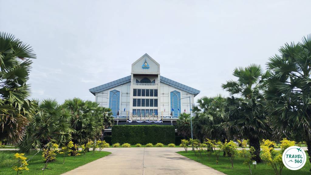 ด้านหน้าอาคารเรียน-รู้-เรื่องโขน