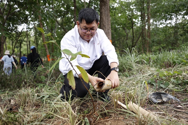 นายกอบชัย คงทวี ผู้จัดการทั่วไปอาวุโส บริษัท ซีพีแรม จำกัด (ลำพูน)