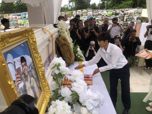 บรรยากาศ พิธีฌาปนกิจศพ ฮลุน โซโล่ ที่วัดรังษีชัชวาลย์ อ.สมเด็จ จ.กาฬสินธุ์