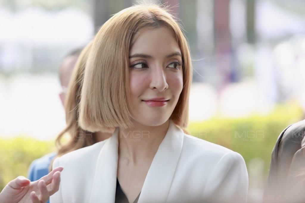 น.ส.สาวิกาไชยเดช หรือ พิ้งกี้ นักแสดงชื่อดัง 