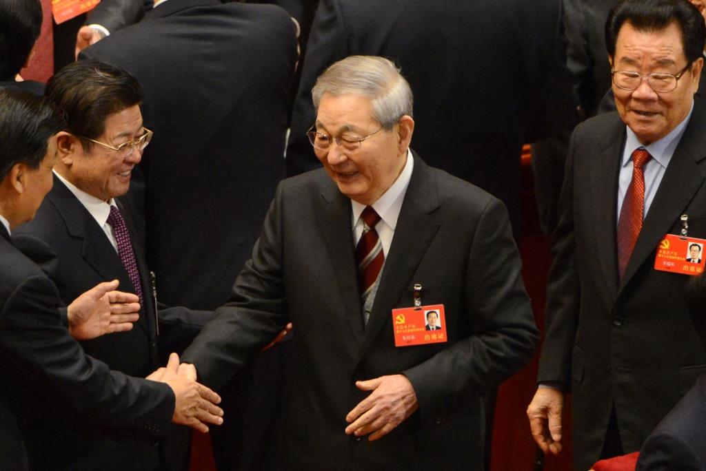 อดีตนายกรัฐมนตรี จู หรงจี ของจีน (คนกลาง) จับมือกับผู้แทนในพิธีเปิดการประชุมสมัชชาใหญ่พรรคคอมมิวนิสต์จีนครั้งที่ 18 ณ มหาศาลาประชาชน ในกรุงปักกิ่ง เมื่อวันที่ 8 พฤศจิกายน 2555 (แฟ้มภาพเอเอฟพี)