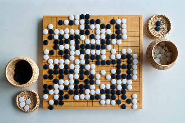 หมากล้อม “โกะ” ภาพจาก Photograph by Saran Poroong — Getty Images/iStockphoto