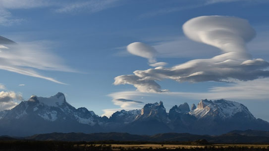คลื่นปั่นป่วนในบรรยากาศที่มีผลกระทบต่อการเดินทางของเครื่องบิน ภาพจาก Unsplash
