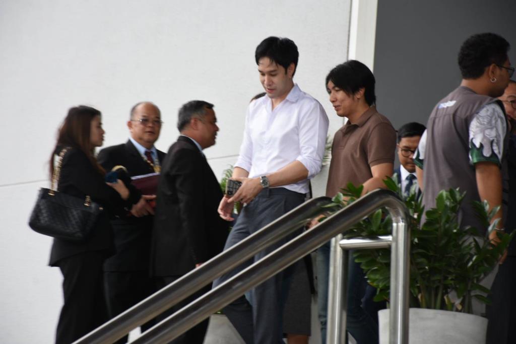 นายกษม กลปราณีต (เชิ้ตขาว) อดีตดารา นายแบบ จำเลยที่ 22 รอดคุก 
