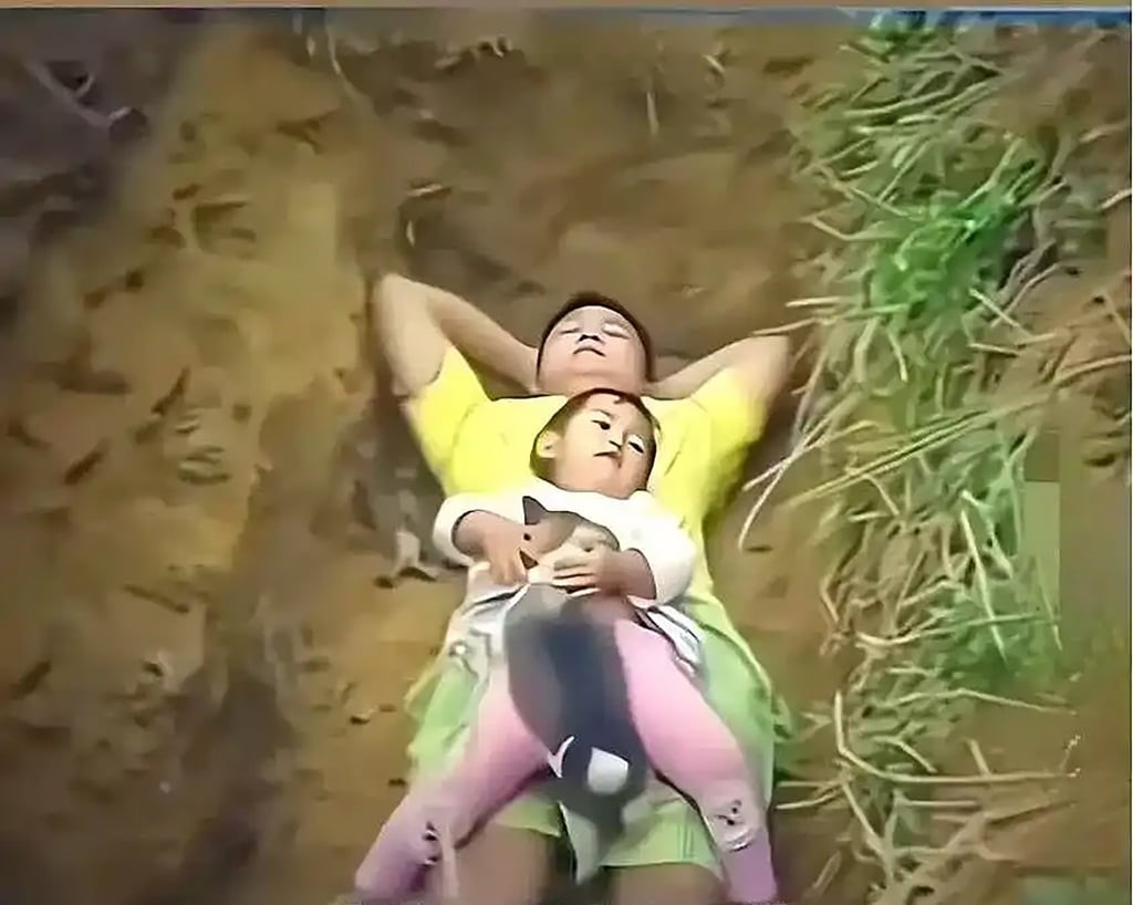จางนอนเล่นอยู่กับลูกสาวในหลุมฝังศพเพื่อเตรียมเธอให้พร้อมรับมือกับความตายที่หลีกเลี่ยงไม่ได้ – ภาพ : Baidu