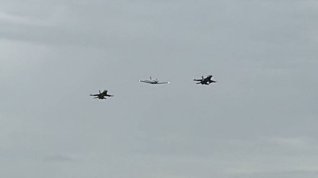 F-16 บินอารักขาเครื่องบินนายกฯ ก่อนลงจอดกองบิน 1 โคราช