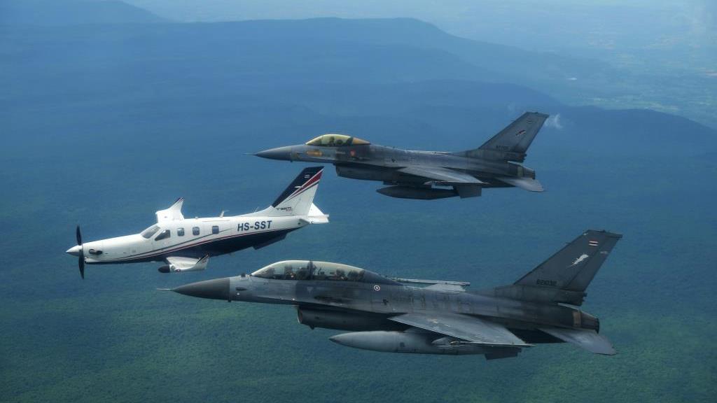 ‘อนุทิน’ ขับเจ็ทส่วนตัว F-16 อารักขาบินลงกองบิน 1 มอบนโยบาย 5 ด้านเพิ่มเขี้ยวเล็บทัพฟ้า รับมอบ Patch F-16 นามเรียก ‘มิกกี้’