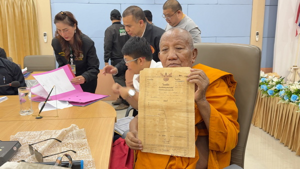 “ป้าดา” ยอมถอยมั้ย! เจ้าอาวาสวัดปาอดุลยารามหอบโฉนดฉบับจริงยื่นขอโอนกรรมสิทธิ์เป็นของวัด