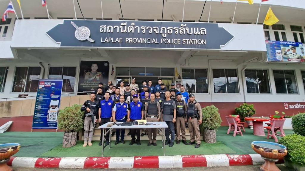 ตร.ลับแล-ฝ่ายปกครอง ปิดล้งรวบ ก๊วนชายกร่างโชว์ลายสัก-พกลูกซองตุงเอว ควง M16 โชว์โซเชียล